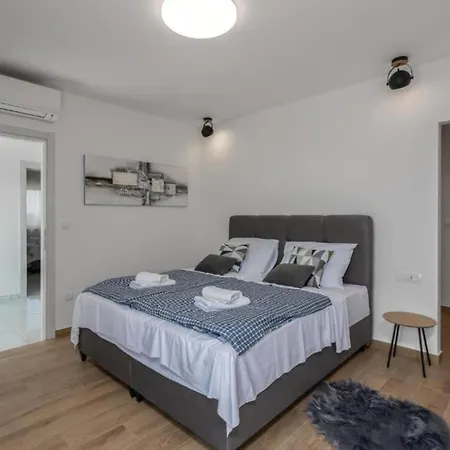 Fran - Four Bedroom With Private Pool * Šmrika
