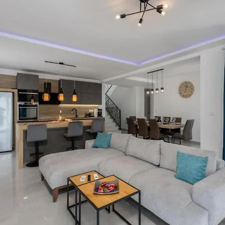 Fran - Four Bedroom With Private Pool Vila