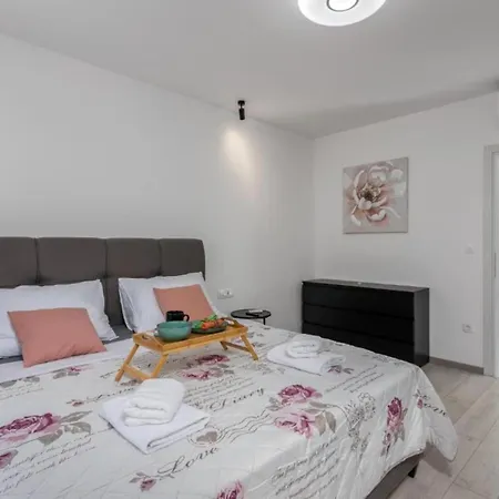 Fran - Four Bedroom With Private Pool Вилла