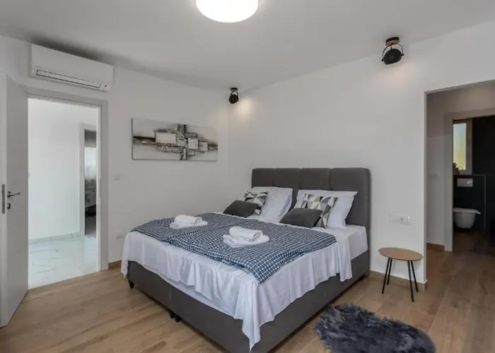 Fran - Four Bedroom With Private Pool * Šmrika