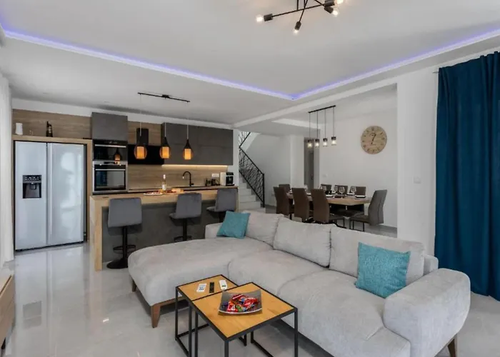 Fran - Four Bedroom With Private Pool ヴィラ