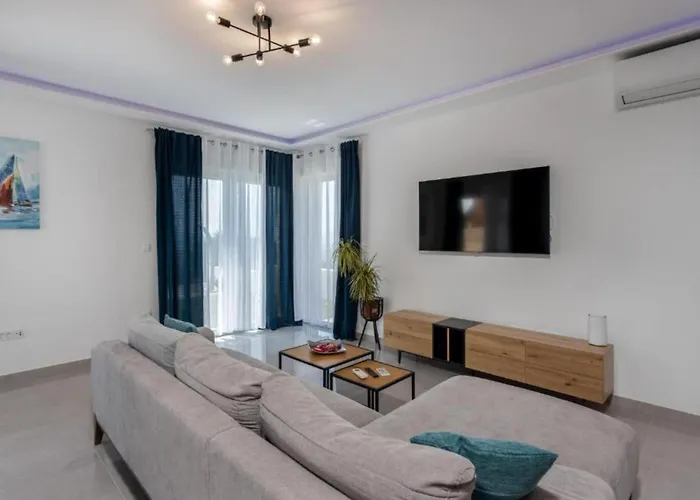 Fran - Four Bedroom With Private Pool ヴィラ *