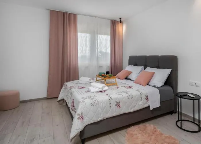 Fran - Four Bedroom With Private Pool ヴィラ Šmrika