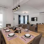 Villa Fran - Four Bedroom With Private Pool *