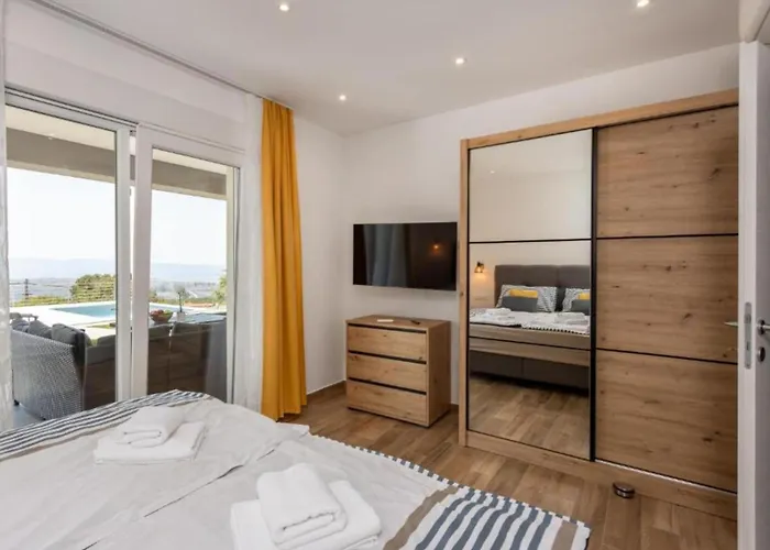 Fran - Four Bedroom With Private Pool * Šmrika